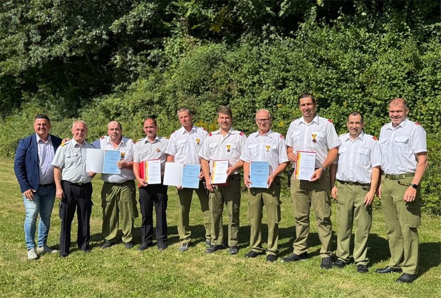 Bürgermeister Michael Kefeder (l.), ezirksfeuerwehrkommandant-Stellvertreter Kurt Kappel (2,vl.), Abschnittskommandant Reinhold Stifter (4.v.l.), Kommandant Jürgen Artner (2.v.r.) und Ortsvorsteher Rene Stifter (r.) gratulierte Andreas Wendl, Markus Petz, Josef Stifter, Christian Unger und Roland Lackner. 