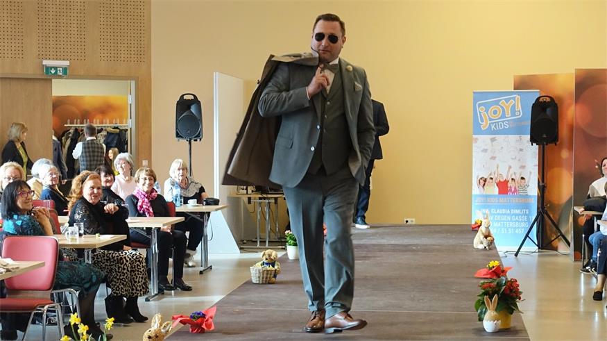 Bürgermeister Richard Frank (SPÖ) begeisterte das Publikum im olivgrünen Anzug.
