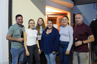Bürgermeister Thomas Niklos, Lisa Niklos, Ines Freiberger, JVP-Obfrau Melanie Deutsch, Leona Freiberger und Gerald Freiberger beim Vatertagsbier in Unterfrauenhaid.