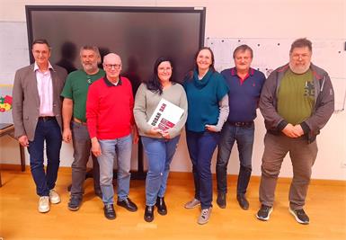 Bürgermeister Thomas Novoszel und Kursleiter Robert Hajszan mit den Teilnehmer:innen des Kroatisch-Kurses in Neuberg.