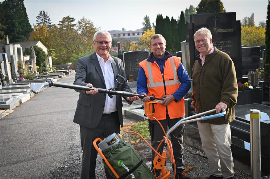 Bürgermeister Thomas Steiner, Stadtgärtner Stefan Ferschich und ein Mitarbeiter des Bauhofs mit einer Thermolanze. Diese Geräte entfernen Unkraut rein thermisch also ohne den Einsatz von Pestiziden. 
