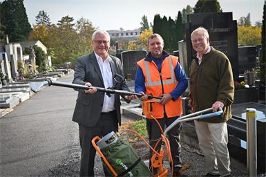 Bürgermeister Thomas Steiner, Stadtgärtner Stefan Ferschich und ein Mitarbeiter des Bauhofs mit einer Thermolanze. Diese Geräte entfernen Unkraut rein thermisch also ohne den Einsatz von Pestiziden. 