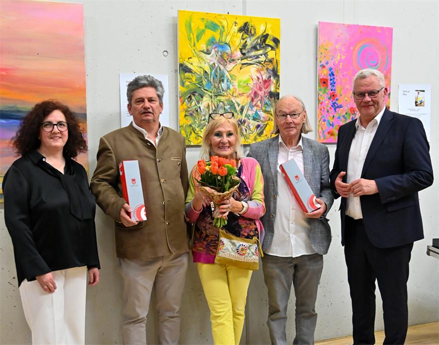 Bürgermeister Thomas Steiner dankte Gertrud Miko und Emmerich Gradauer für die Ausstellung ihrer lebensfrohen Werke in der Rathausgalerie.