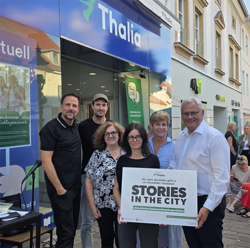 Bürgermeister Thomas Steiner gemeinsam mit den Gemeinderätinnen Waltraud Bachmaier und Regina Lackner sowie den beiden Autoren Wolfgang Millendorfer und Thomas Hofer, die beim zweiten  Stories in the City  wortgewandt Geschichten aus dem Leben erzählten.
