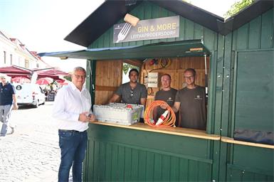 Bürgermeister Thomas Steiner lädt weitere landwirtschaftliche und Gastronomie-Betriebe - wie hier Gin & More aus Leithaprodersdorf - ein, bei den Wein- und Genusstagen 2024 mitzumachen.