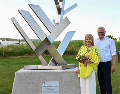 Bürgermeister Thomas Steiner mit Künstlerin Heidi Tschank vor der neuen Skulptur im Andrea Fraunschiel-Park
