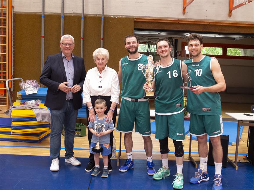 Bürgermeister Thomas Steiner mit der Familie von Johann Karall und dem MVP des Turniers, Felix Reimann.