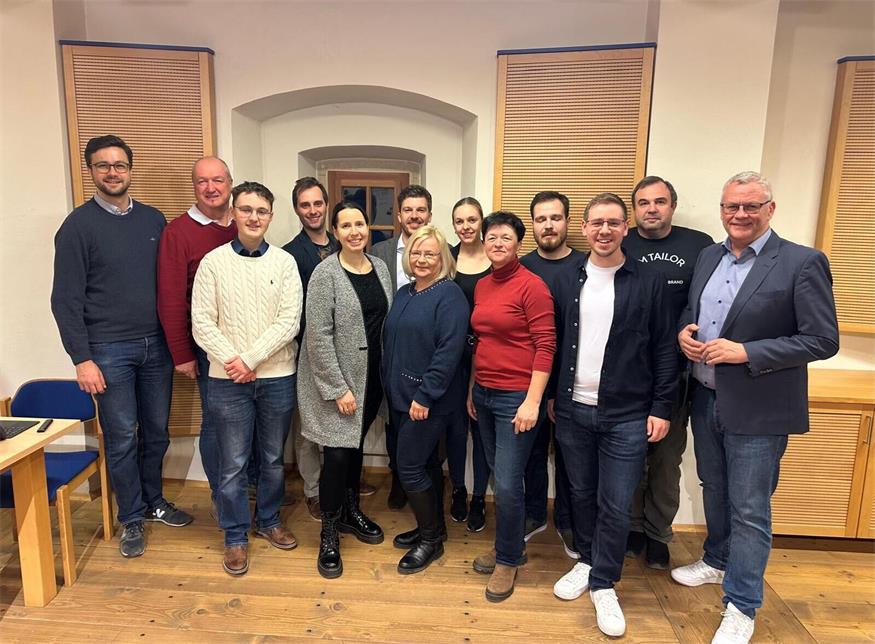 Bürgermeister Thomas Steiner und Stadträtin Birgit Tallian bedankten sich bei der Jahresversammlung der Winzerkapelle Kleinhöflein bei Obmann Lukas Plöckinger (6.v.r.), Kapellmeister Sebastian Pfann (3.v.r.) und dem ganzen Vorstand der Kapelle für deren ehrenamtliches Engagement.