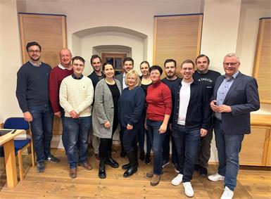 Bürgermeister Thomas Steiner und Stadträtin Birgit Tallian bedankten sich bei der Jahresversammlung der Winzerkapelle Kleinhöflein bei Obmann Lukas Plöckinger (6.v.r.), Kapellmeister Sebastian Pfann (3.v.r.) und dem ganzen Vorstand der Kapelle für deren ehrenamtliches Engagement.