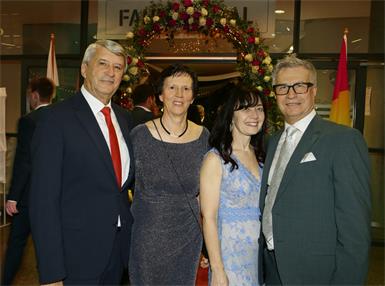 Bürgermeister Vinzenz Knor, Maria Knor, Claudia Paar und Joe Leitner. 