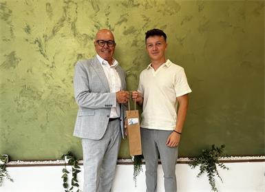 Bürgermeister georg Rosner (l.) überrbrachte ein Begrüßungsgeschenk.