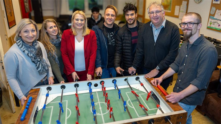 Bürgermeisterin Claudia Schlager, Landesrätin Daniela Winkler, Stefan Trenker (Obmann des Vereines „You-do“), Günther Kroiss, sowie Mitarbeiter*innen des JUZ Mattersburg im Jugendzentrum.