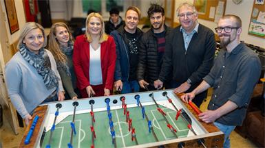 Bürgermeisterin Claudia Schlager, Landesrätin Daniela Winkler, Stefan Trenker (Obmann des Vereines „You-do“), Günther Kroiss, sowie Mitarbeiter*innen des JUZ Mattersburg im Jugendzentrum.
