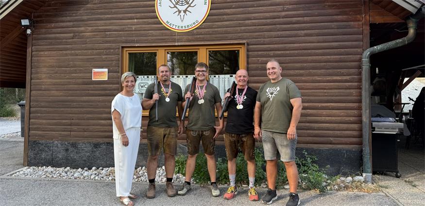 Bürgermeisterin Claudia Schlager gratulierte den erfolgreichen Mattersburger Sportschützen.
