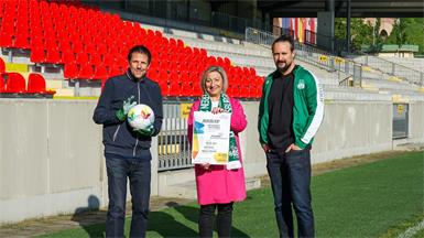 Bürgermeisterin Claudia Schlager mit Wolfgang Millendorfer und Thomas Hofer im Pappelstadion.