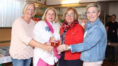 Bürgermeisterin Claudia Schlager (r.) stieß mit ihrer Vorgängerin Ingrid Salamon, Stadtbücherei-Leiterin Bettina Steiger-Grimmer und Gemeinderätin Sophia Wilfing mit einem Gläschen Sekt auf die Veranstaltung an.