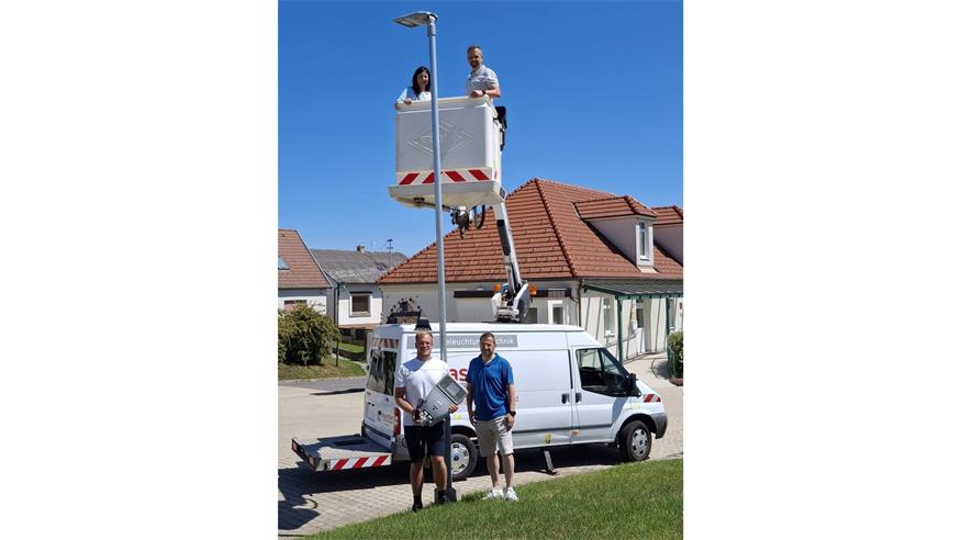 Bürgermeisterin Doris Birner freut sich, dass Oberloisdorf nun gänzlich in LED-Licht erstrahlt. Hannes Maschler und sein Team der Elektro Maschler GmbH und Mario Heinrich von BE Solution GmbH setzten das Projekt um. MIt am Bild Gemeindearbeiter Christoph Reiter.