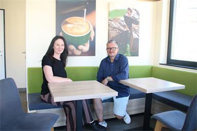 Bürgermeisterin Doris Birner und János Bartalovics freuen sich schon auf die Eröffnung des Cafes, das vom ehemaligen Verkaufsbereich des früheren ADEG-Geschäfts räumlich abgetrennt wird. „Ich bin überzeugt, es kann ein Wohnzimmer für alle werden“, so Birner.