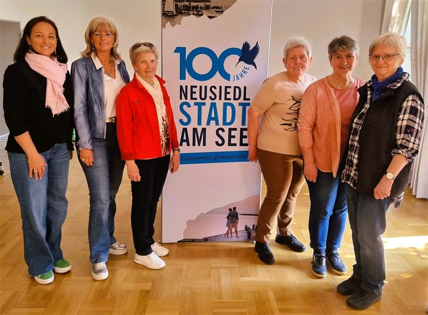 Bürgermeisterin Elisabeth Böhm (2.v.l.) und Amtsleiterin Judith Siber-Reiner (l.) freuen sich über das Engagement der neuen Initiative.
