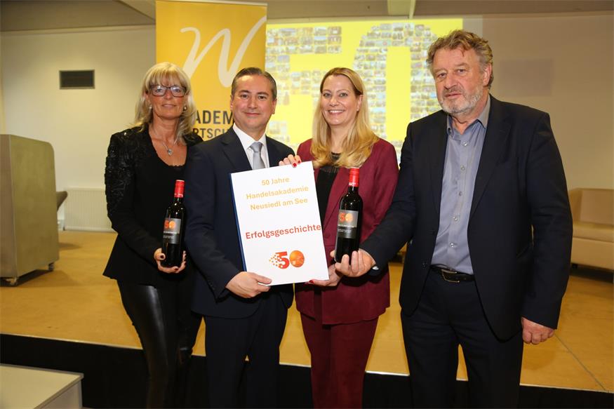 Bürgermeisterin Elisabeth Böhm, Direktor Hannes Nitschinger, Landesrätin Daniela Winkler und Bildungsdirektor Alfred Lehner