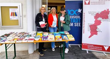 Bürgermeisterin Elisabeth Böhm (Mitte) mit Theresia Brettl und Ursula Foki (beide Volkshochschule Burgenland)