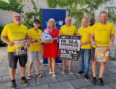Bürgermeisterin Elisabeth Böhm gratulierte Obmann Werner Latzko (3.v.r.) und den Vereinsmitgliedern zum 15-jährigen Vereinsjubiläum.