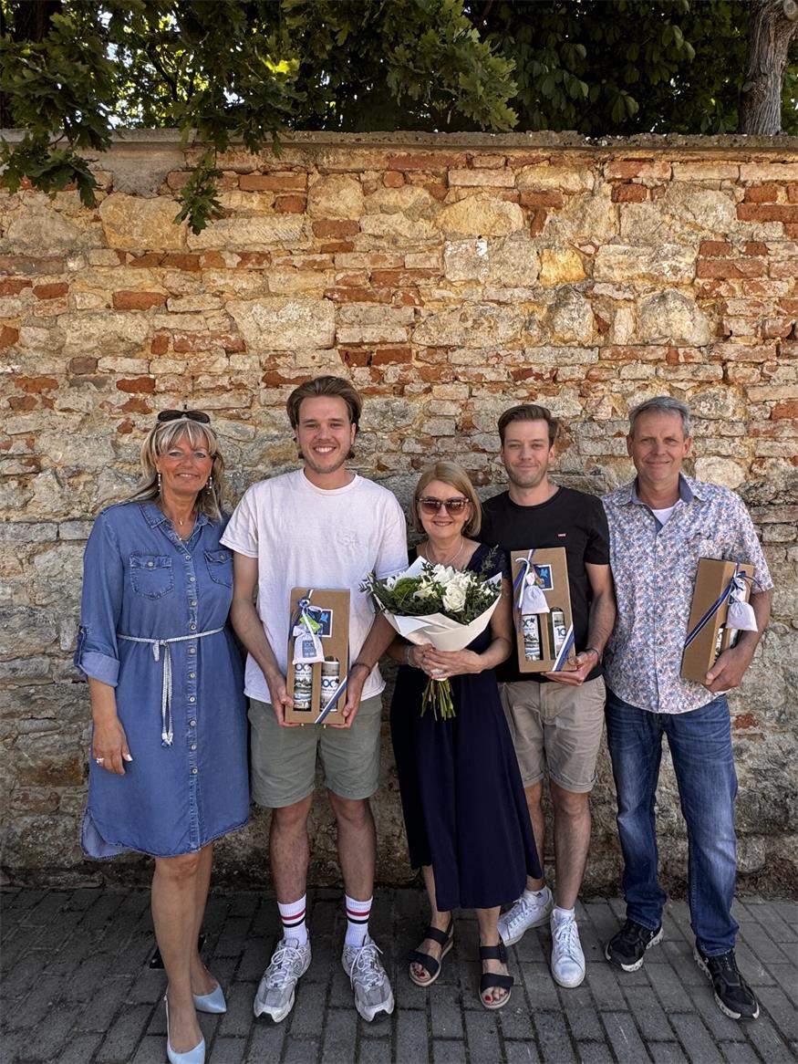 Bürgermeisterin Elisabeth Böhm gratulierte Oliver, Andrea, Daniel und Christian Ruiner zum 10. Geburstgag ihres Lokals.