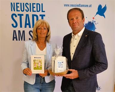 Bürgermeisterin Elisabeth Böhm gratulierte Robert Karolyi, Präsident Kiwanis Club Neusiedl am See, zur Auszeichnung.