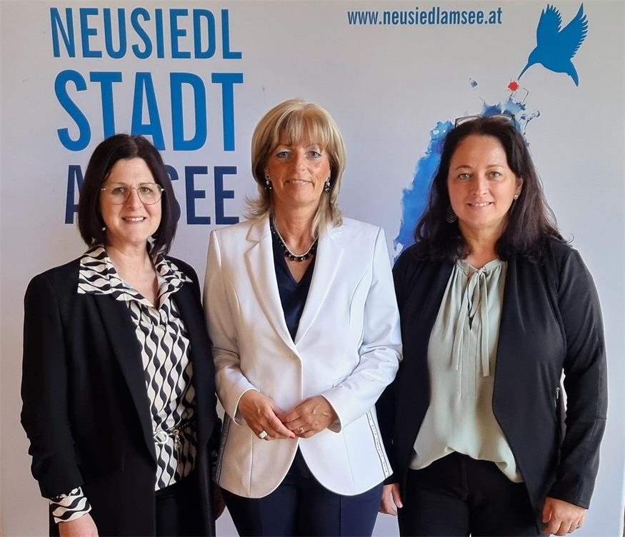 Bürgermeisterin Elisabeth Böhm und Amtsleiterin Judith Siber-Reiner mit der Direktorin der Volksschule am Tabor Kordula Csukke