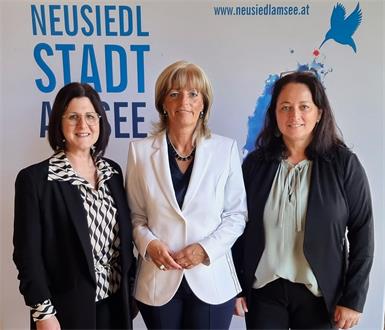 Bürgermeisterin Elisabeth Böhm und Amtsleiterin Judith Siber-Reiner mit der Direktorin der Volksschule am Tabor Kordula Csukke