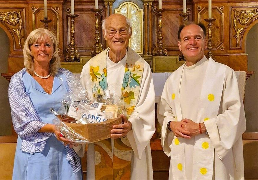 Bürgermeisterin Elisabeth Böhm und Stadtpfarrer Gabriel Kozuch gratulierten Monsigniore Franz Hillinger (Mitte) zum 65. Priesterjubiläum.