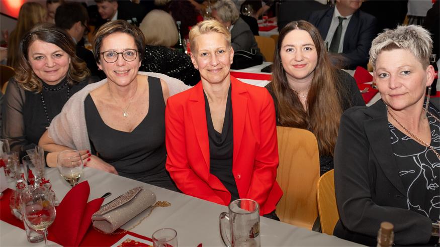 Bürgermeisterin Eva Karacson (2.v.l.) und ihre Vize-Bürgermeisterin Jasmin Sommer (2.v.r.) feierten beim Feuerwehrball in den Wahlsonntag hinein.