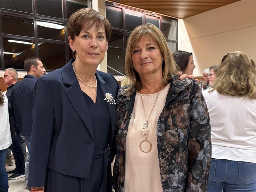 Bürgermeisterin Rosemarie Harter (SPÖ) mit neuer Gemeinderätin Gabriele Milkovits (SPÖ).