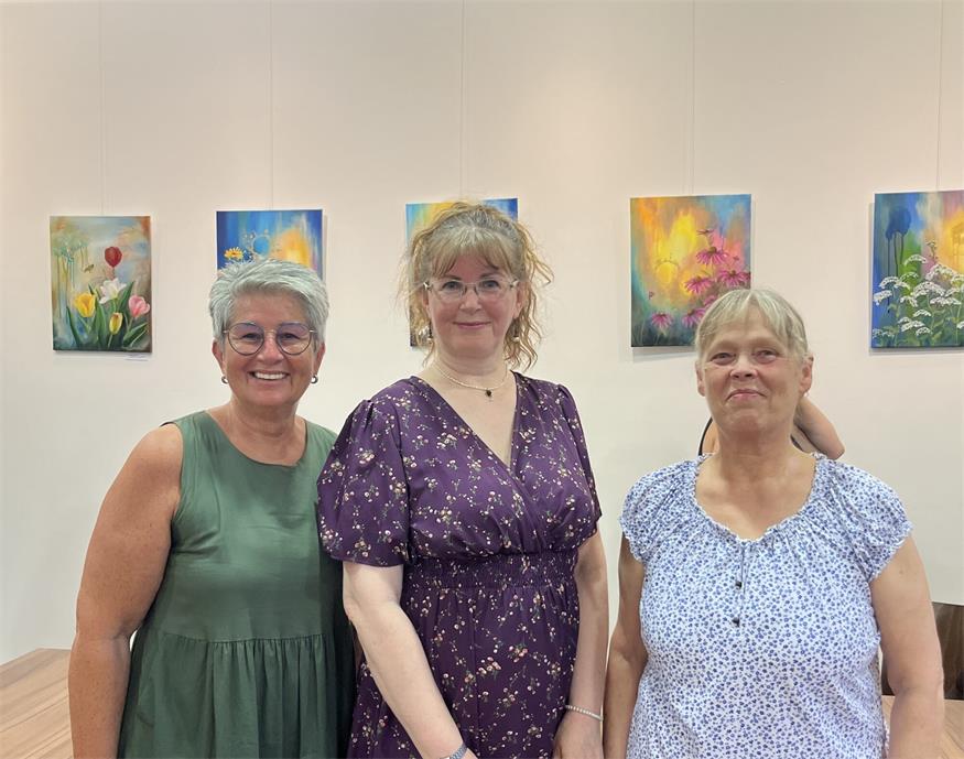 Bürgermeisterin Ulrike Kitzinger (l.) und Barbara Bruckschwaiger (r., Verein "Kunzt) mit der Künstlerin Andrea Scheitz.