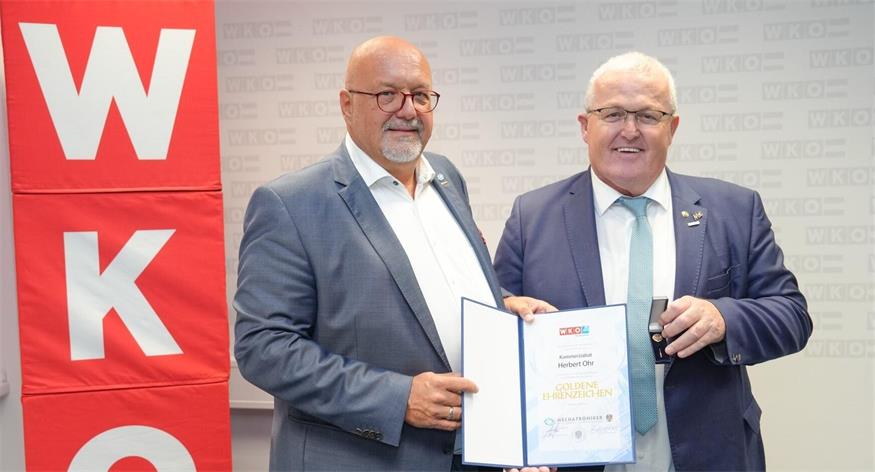 Bundesinnungsmeister Andreas Kandioler überreichte Herbert Ohr im Namen der Innung eine hohe Auszeichnung.