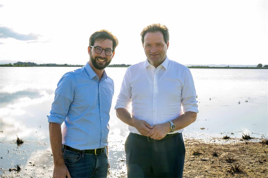 Bundesminister Norbert Totschnig (r.) mit Bürgermeister Martin Öhler beim Lokalaugenschein am Zicksee.