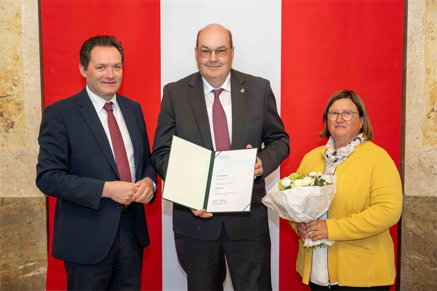 Bundesminister für Land- und Forstwirtschaft Norbert Totschnig mit dem neuen Ökonomierat Michael Glauber.