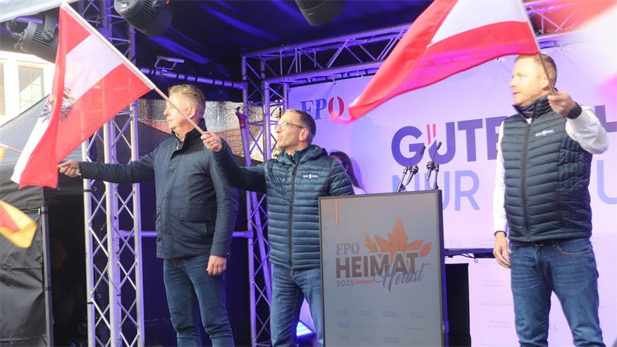 Bundesparteiobmann der FPÖ, Herbert Kickl (M.), mit FPÖ-Landtagsabgeordneten Alexander Petschnig (l.) sowie mit Generalsekretär der FPÖ und Abgeordneter zum Nationalrat, Michael Schnedlitz, auf der Bühne in Neudörfl im Rahmen der „Gute Jahre nur mit uns“-Tour.