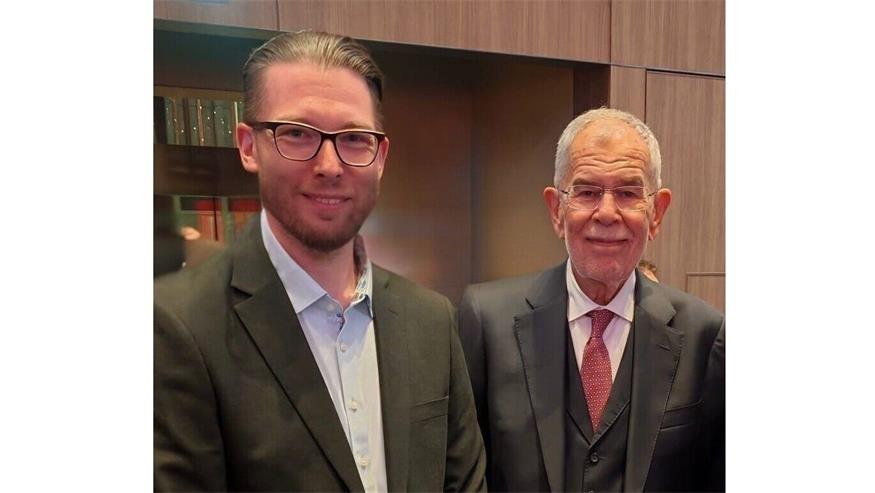 Bundespräsident Alexander Van der Bellen mit Bernd Schrittesser, Geschäftsführer von Scioflex Hydrogen.
