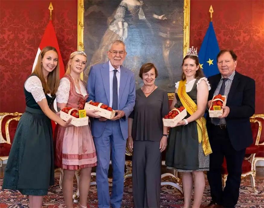 Bundespräsident Alexander van der Bellen mit Gattin Doris Schmidauer und der Delegation aus der Marktgemeinde Wiesen:  Bürgermeister Matthias Weghofer, Die österreichische  Erdbeerkönigin Ines I., die österreichische Erdbeerprinzessin Lara und die ehemalige Erdbeerkönigin Lara I. 