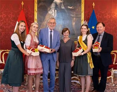 Bundespräsident Alexander van der Bellen mit Gattin Doris Schmidauer und der Delegation aus der Marktgemeinde Wiesen:  Bürgermeister Matthias Weghofer, Die österreichische  Erdbeerkönigin Ines I., die österreichische Erdbeerprinzessin Lara und die ehemalige Erdbeerkönigin Lara I. 