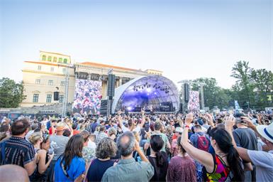 Bunt und vielfältig. Die Gäste können das abwechslungsreiche, musikalische Programm rundum genießen. Für jeden ist etwas dabei.