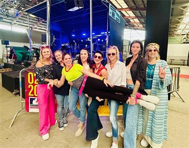 Bunte Outfits, tolle Stimmung und reichlich Partymusik: Das war der Konzertabend „Music Legends Live“ in Großpetersdorf zugunsten der Feuerwehr. 