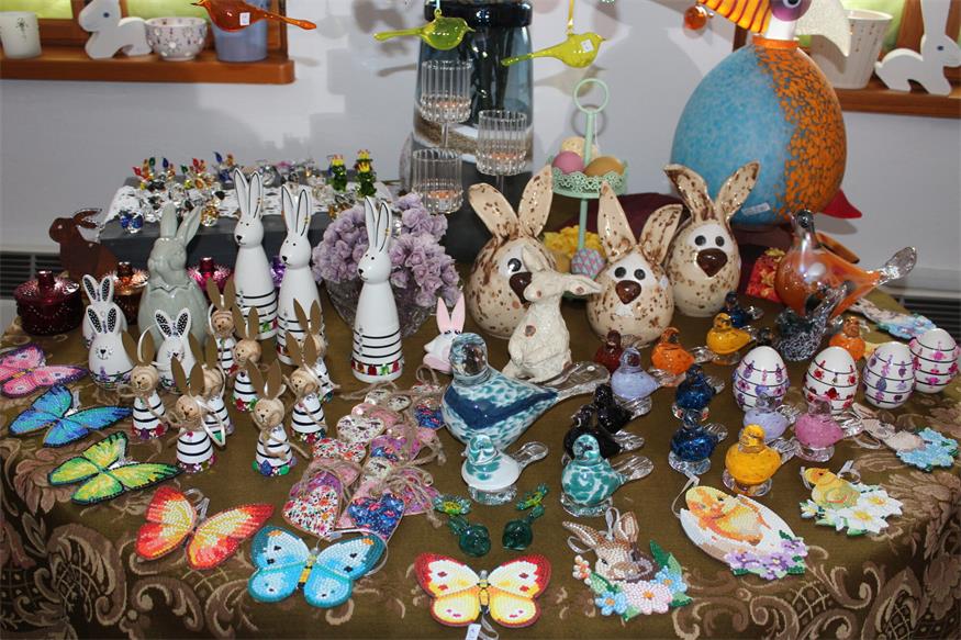 Bunte Vielfalt beim Ostermarkt: Kunstvoll gestaltete Osterschätze, von handbemalten Eiern bis zu filigranen Frühlingsdekorationen.