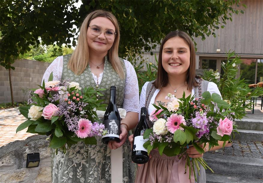 Burgenländische Tropfen werden gefeiert. Die "Wein-Hoheiten" Hannah Wetschka (r.) und Sophie Smoley - im Bild bei der Ernennung von Weinkönigin und -prinzessin - freuen sich auf die Prämierung im Haydnsaal.