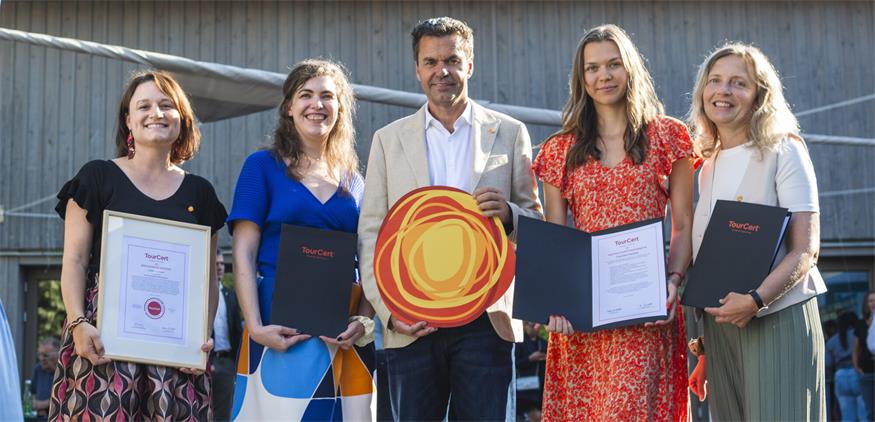 Burgenland Tourismus-Geschäftsführer Didi Tunkel mit seinen Mitarbeiterinnen Marlies Ebner, Julia Hellwagner, Franziska Kasztler und Marion Hutter.