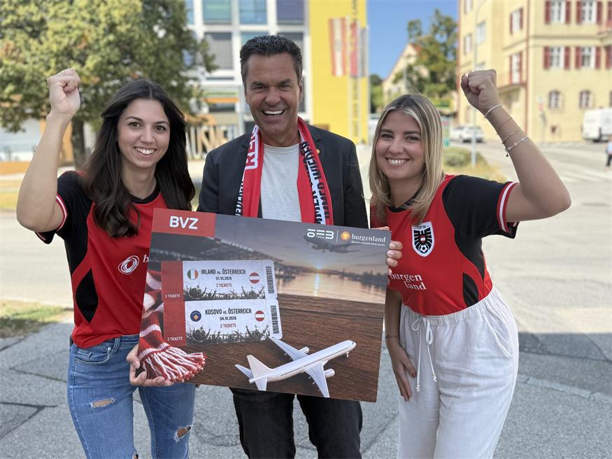 Burgenland Tourismus ermöglicht als Partner des ÖFB zwei Fans die Reise ihres Lebens. Mit dem Nationalteam geht es nach Irland und in den Kosovo. Tourismusdirektor Didi Tunkel, Julia Heidt (r.) und Julia Kornfehl freuen sich auf die Einsendungen. Mitmachen und mit etwas Glück gewinnen!