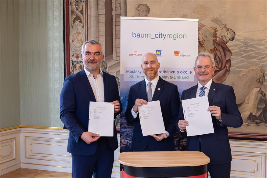 Burgenlands Landesrat Heinrich Dorner, Bratislavas Vizebürgermeister Jakub Mrva und der Präsident des Niederösterreichischen Landtages, Karl Wilfing, erläuterten die Pläne der Arbeitsgemeinschaft baum_cityregion. 