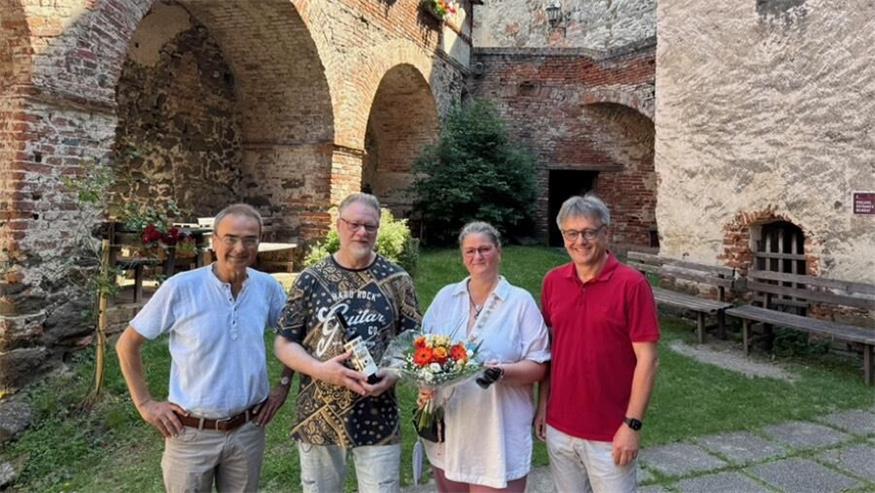 Burgmanager Gilbert Lang, Nikolaus Hubmann, Barbara Hubmann und Stiftungsadministrator Michael Gerbavsits. 