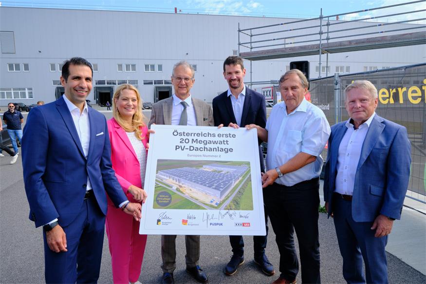 CEO Burgenland Energie Stephan Sharma, Landesrätin Daniela Winkler, XXXLutz-Marketingleiter Thomas Saliger, Lukas Püspök (CEO PÜSPÖK) und Zurndorfs Bürgermeister Werner Friedl mit dem Leiter der XXXLutz-Bauabteilung Alois Knauseder.